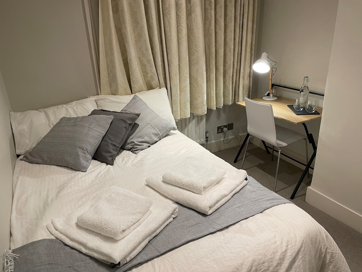 可持续住宅-安静、明亮舒适的双人床