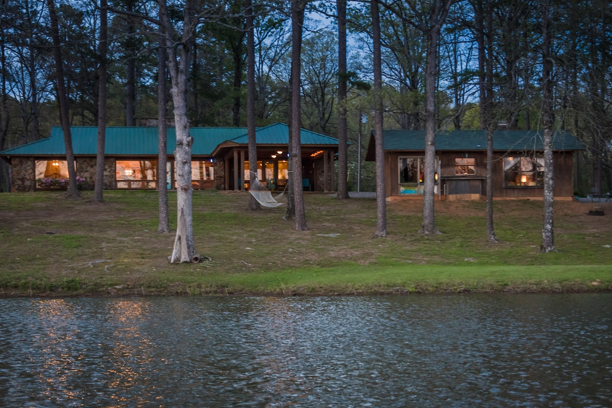 Comfy, cozy lakeside getaway