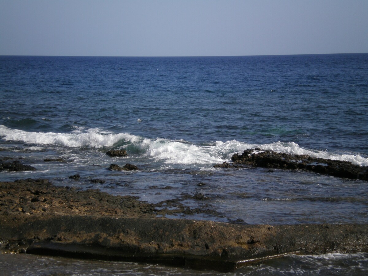 一块石头从海边抛出