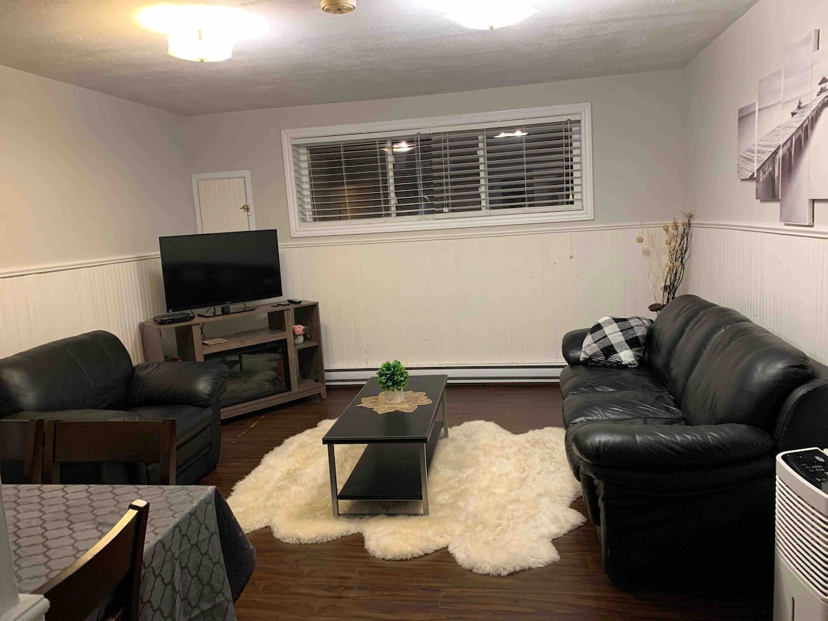 Cozy 1-Bedroom Apartment in Center of Town!
