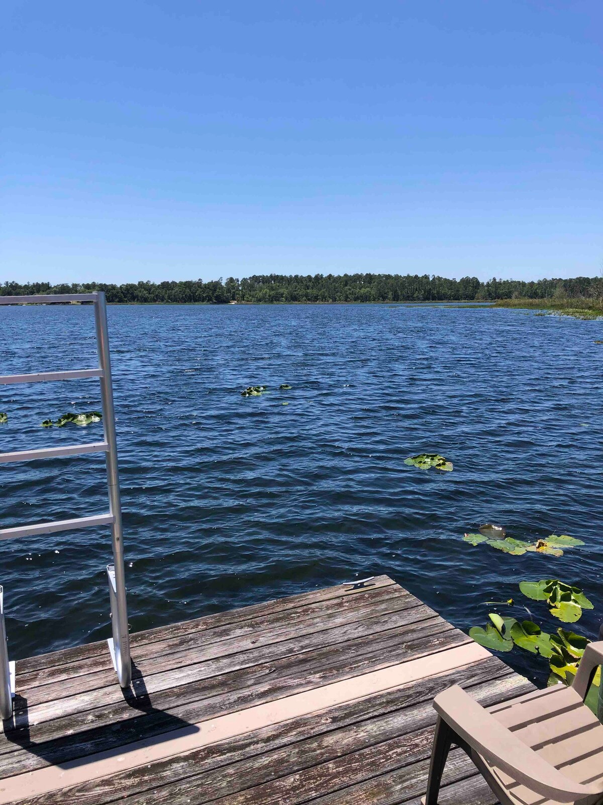 Family-sized lakehouse w/ dock. Near Gainesville!