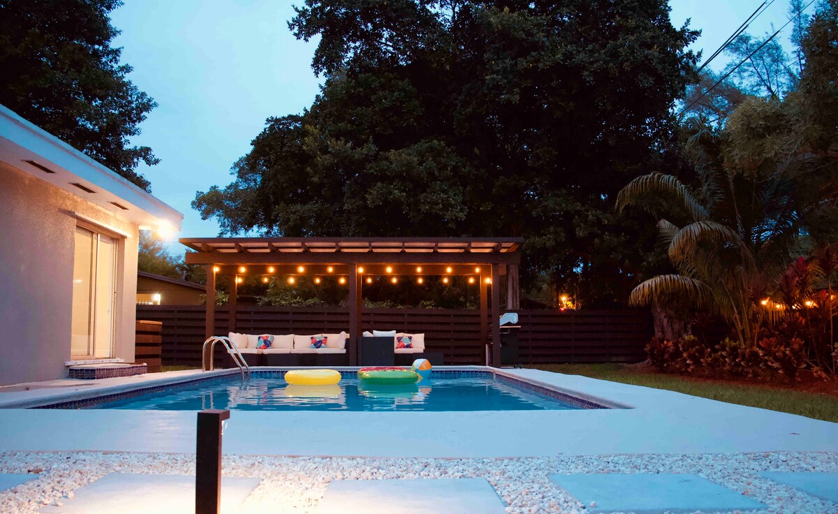 迈阿密现代私人住宅，带泳池、烧烤和露台。