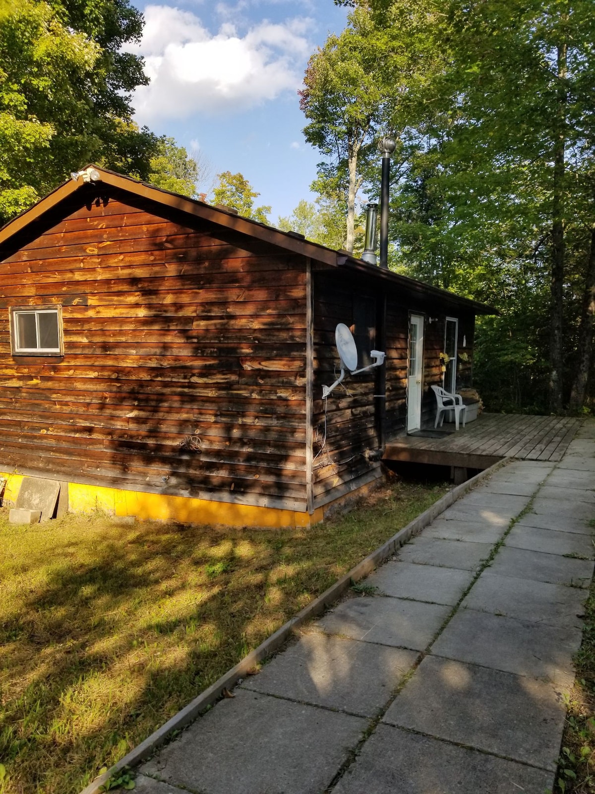 "Sam Cabin on Harlowe" Rustic cabin by crown land
