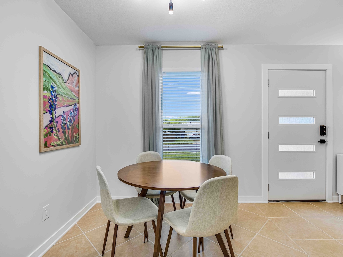 Private room in south Austin Townhome