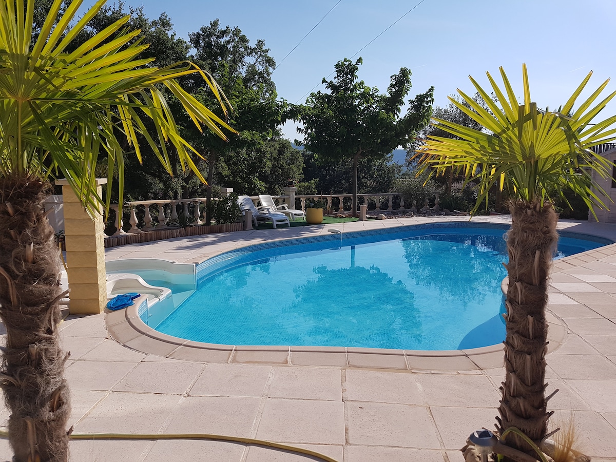 Villa au calme, vue exceptionnelle, jardin piscine