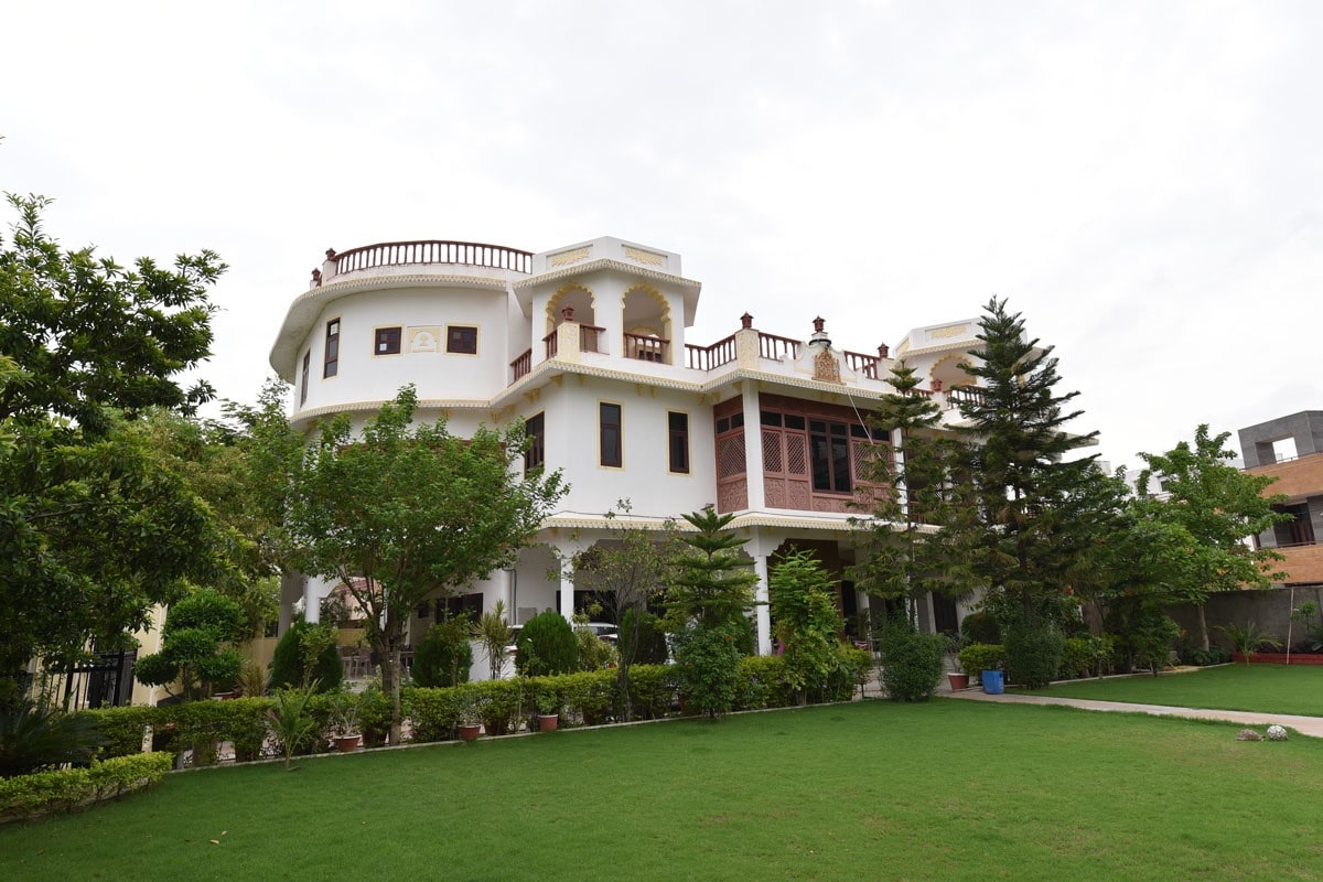 Abhimanyu Mansion: Rich Room w/Balcony