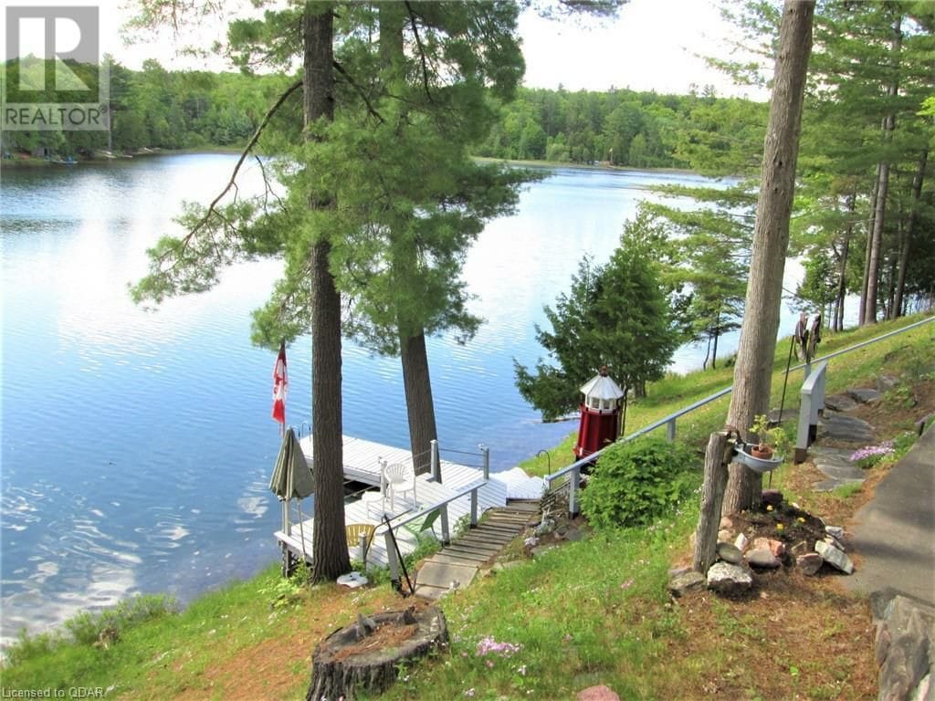 湖上的乡村小屋。 放松，放松，尽情享受。