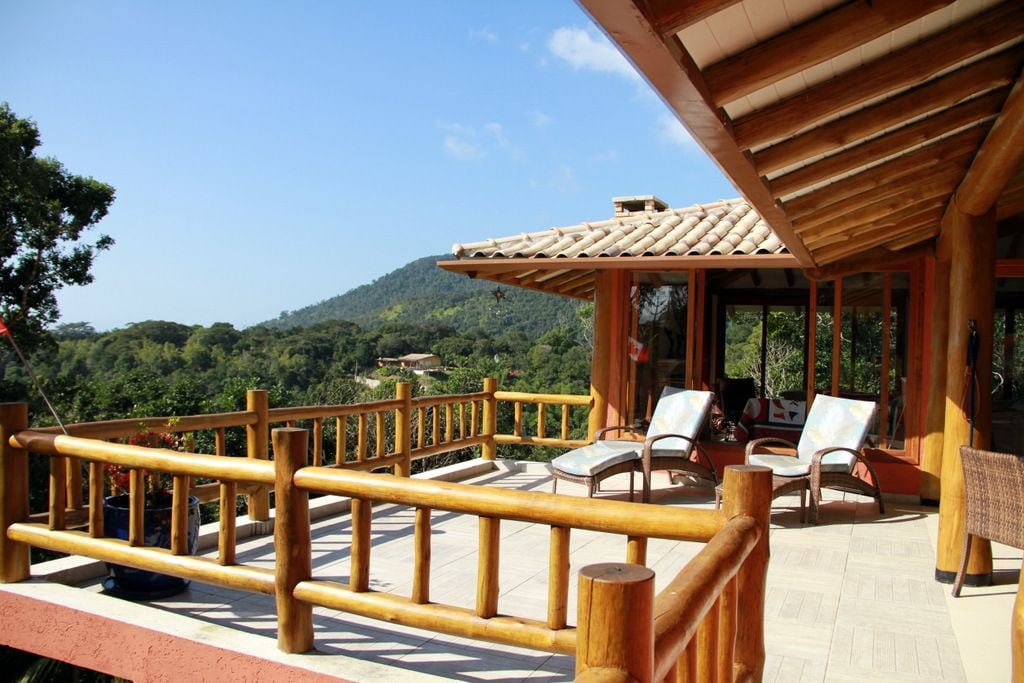 Bela casa com piscina e segurança 24 horas Ubatuba