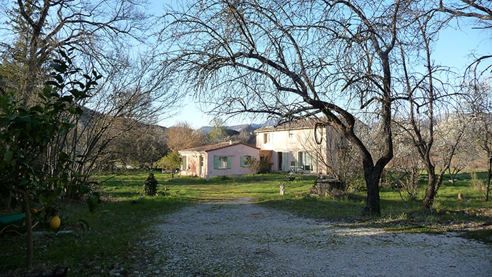 Jolie maisonnette de plein-pied avec la nature