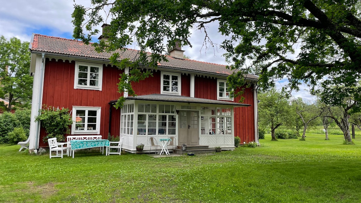 Mysigt hus i byn Löa i Bergslagen.