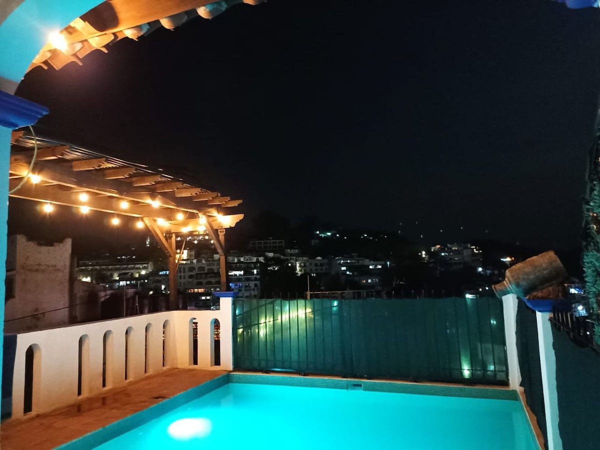 位于Taxco市中心带泳池的房子。