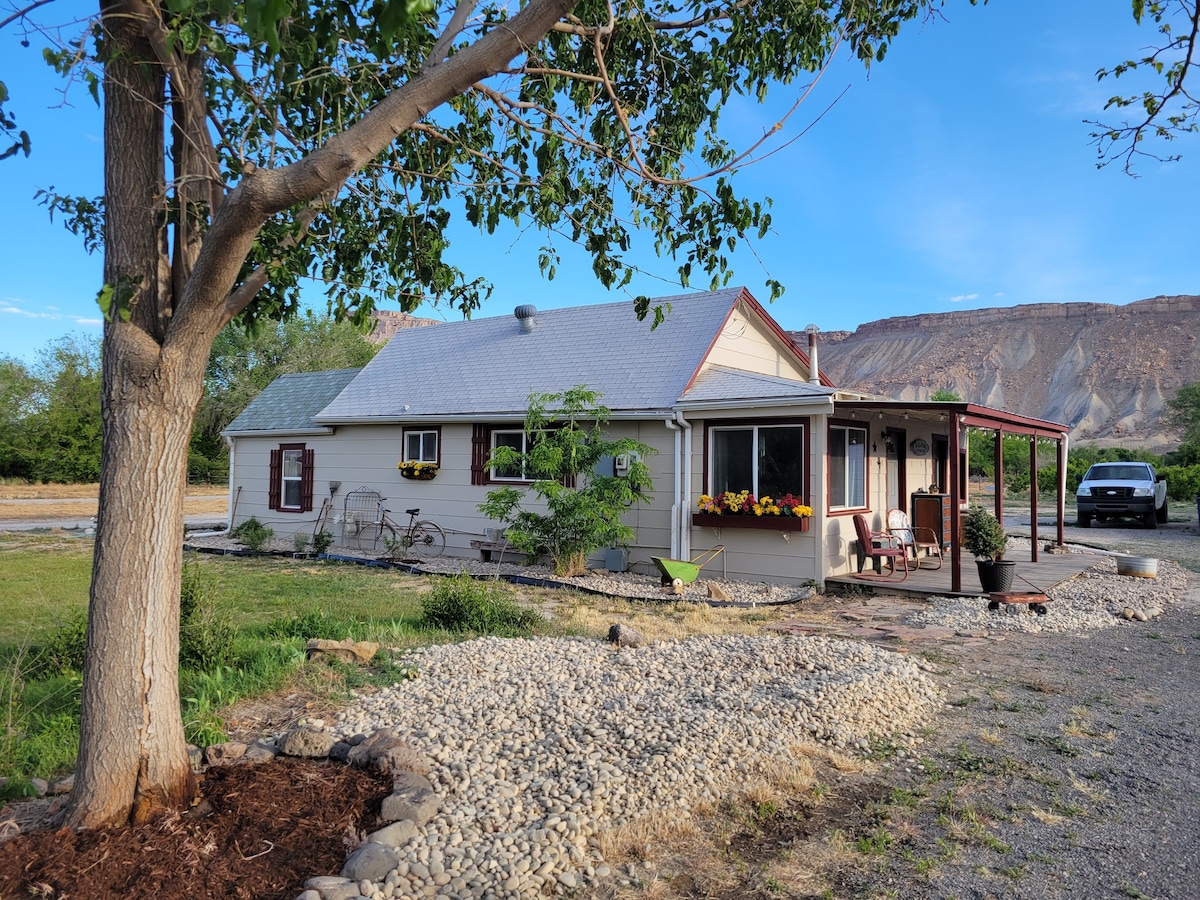 Quaint  Farmhouse on Palisade Peach Orchard