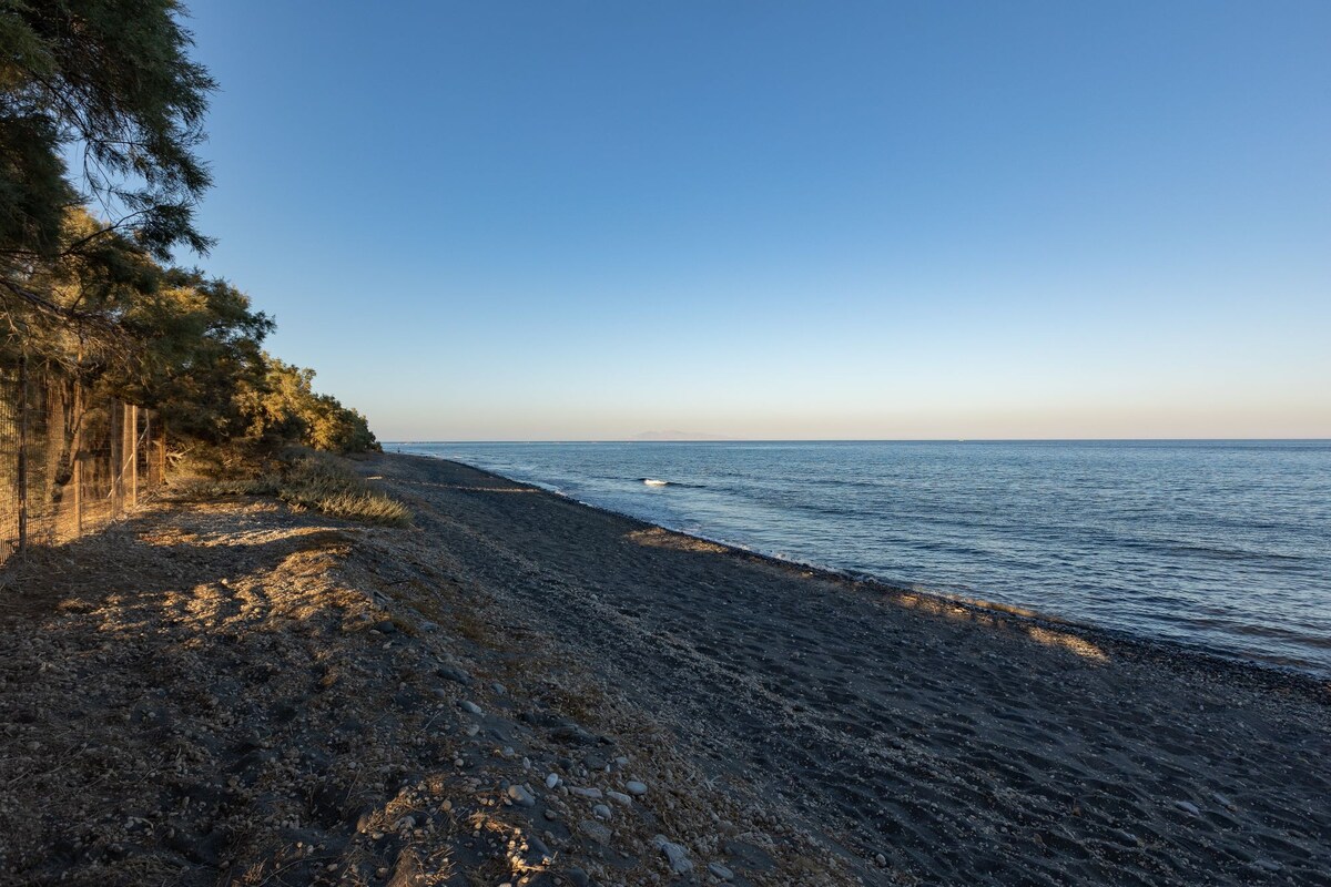 黑色海滩上的房子，可欣赏海景和停车场