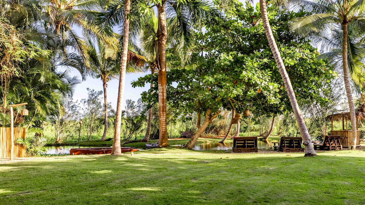 Kibayo Lagoon villa with palm tree garden & lagoon