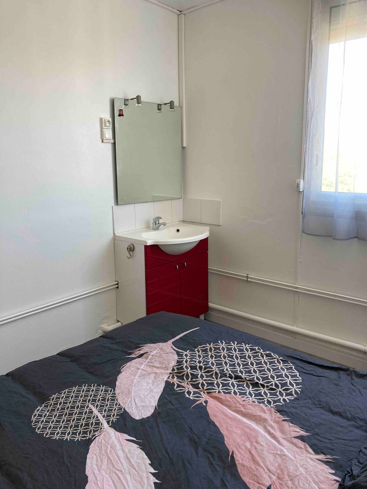 Chambre privée avec lavabo dans appartement