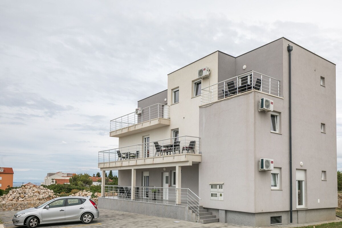 Zrče海滩附近Novalja的舒适公寓