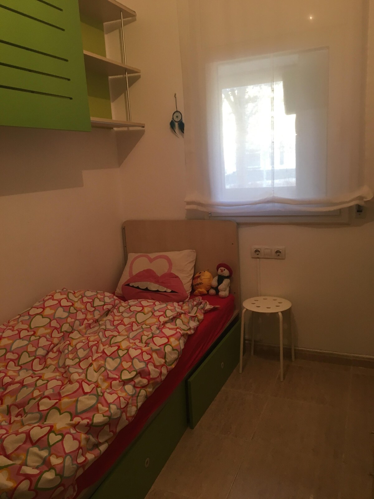 宽敞且家具齐全的Sabadell客房，仅限女孩入住