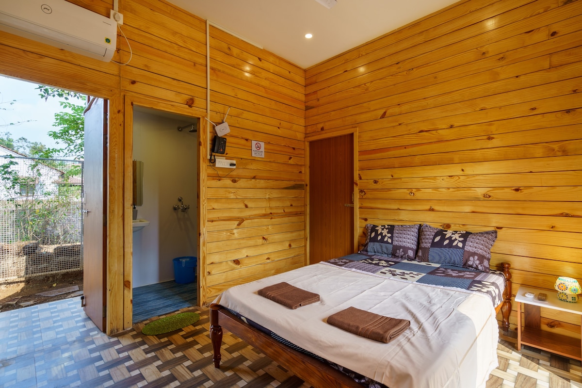 Zuperb wooden cabins in assagao cosy & kitchenette