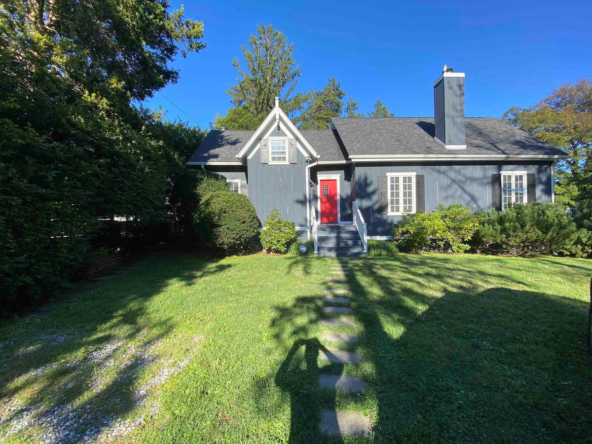 Red Door Cottage On A Green Half Acre