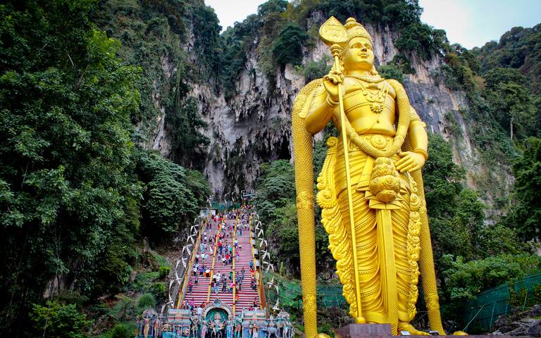 kl attraction : batu caves, 30 mins drive / 黑风洞 30分钟