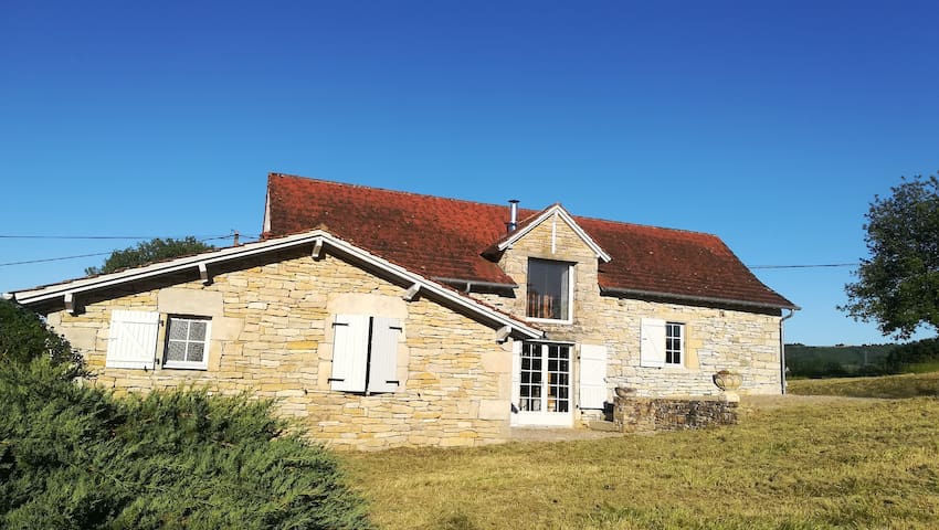 Salles-Courbatiès的民宿
