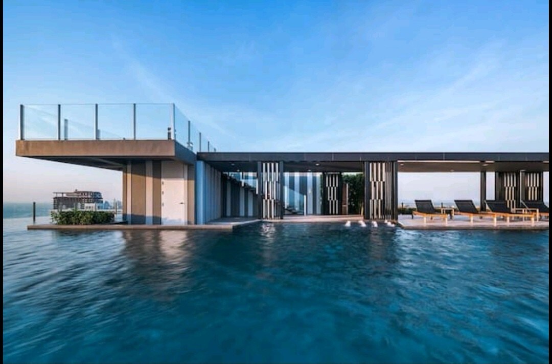 The Base Pattaya芭堤雅【网红公寓】繁华市中心，空中无边泳池，距离沙滩300米。