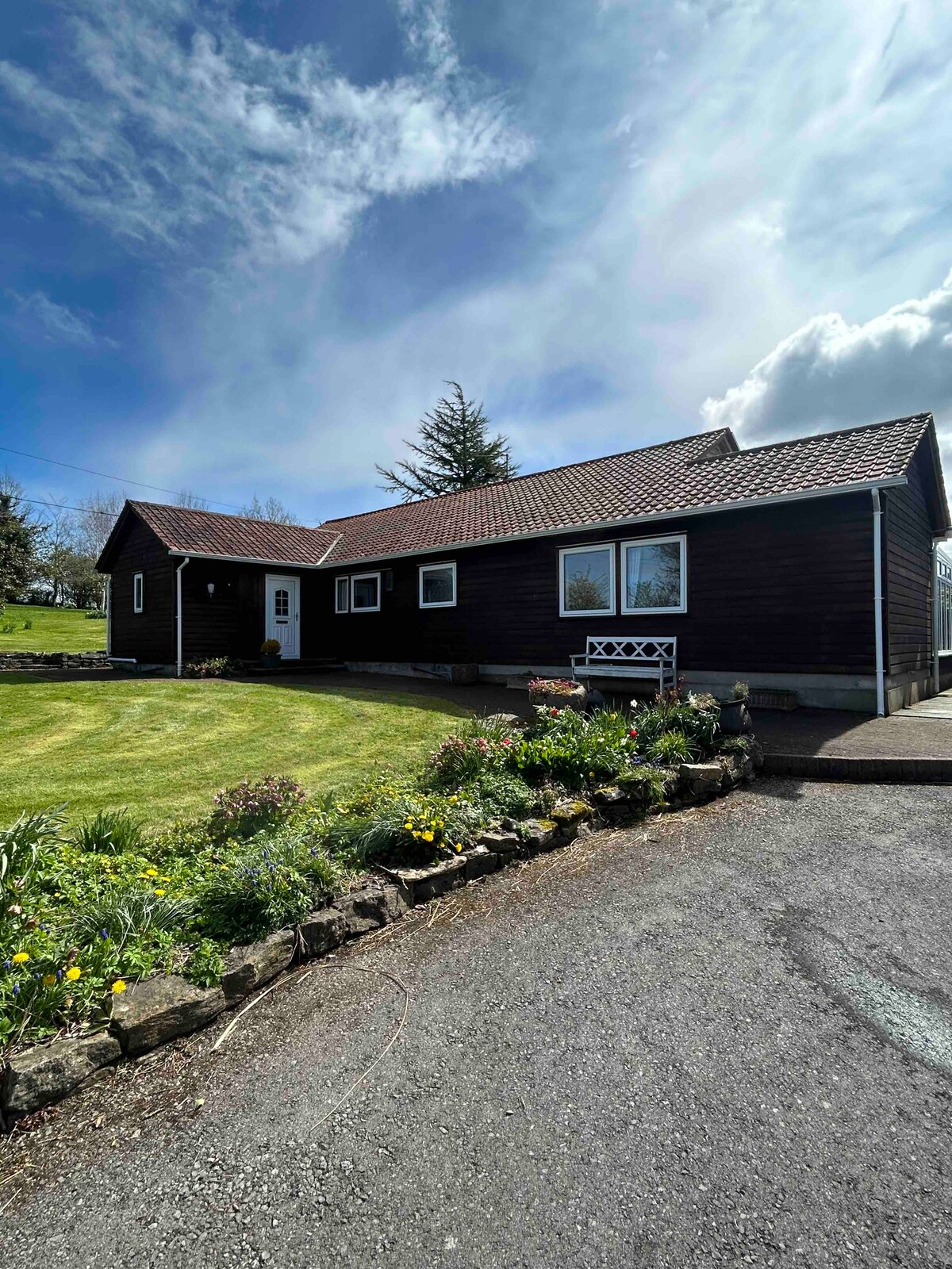 Wooden Cottage with Lake View