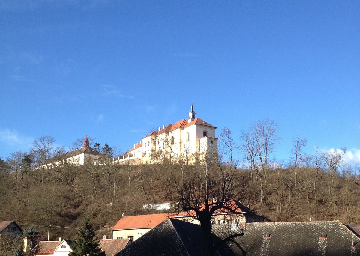 公寓，俯瞰Nižbor城堡，距离布拉格20公里
