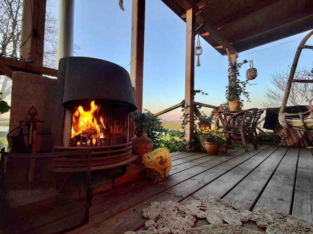 独一无二的浪漫小屋，配有阳台和燃木炉灶