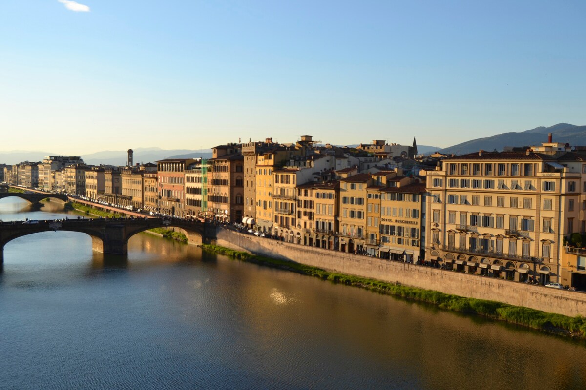 Ponte Vecchio露台，景色迷人！ ！