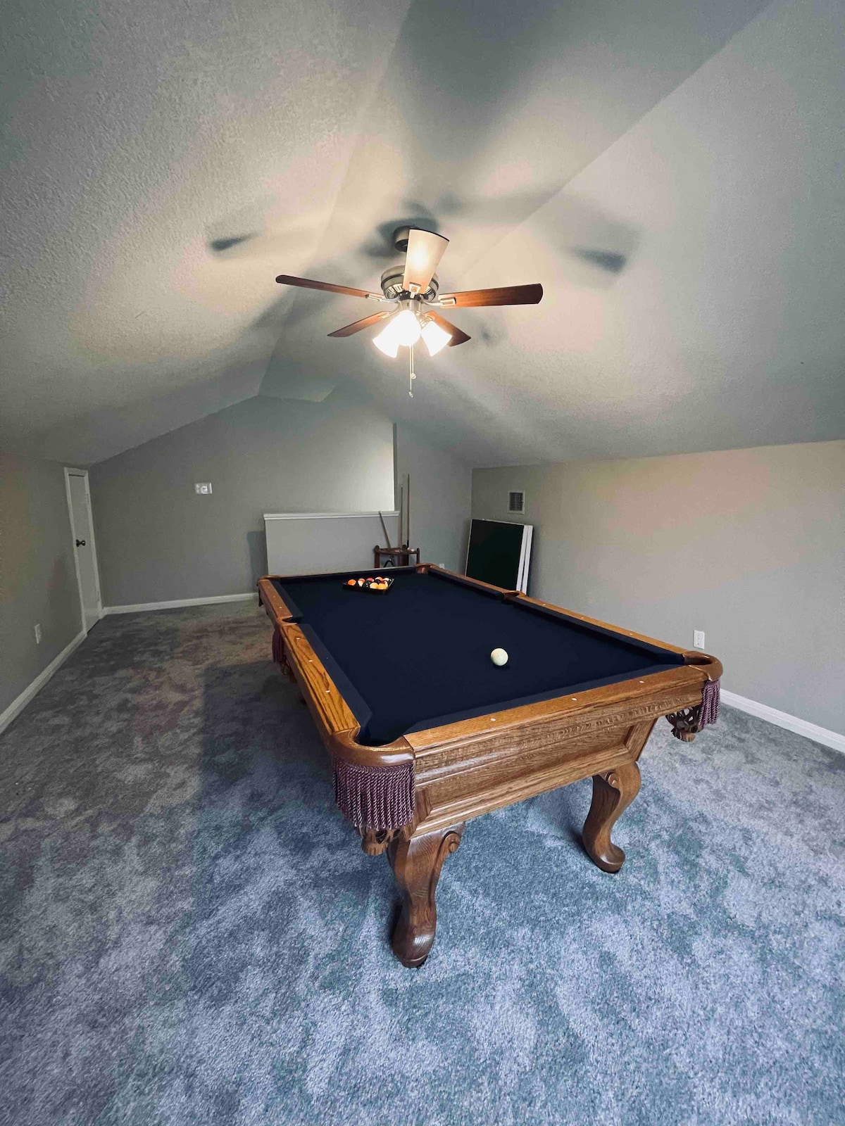 Spacious 5 bed house W/ pool table 1.5 miles to DT
