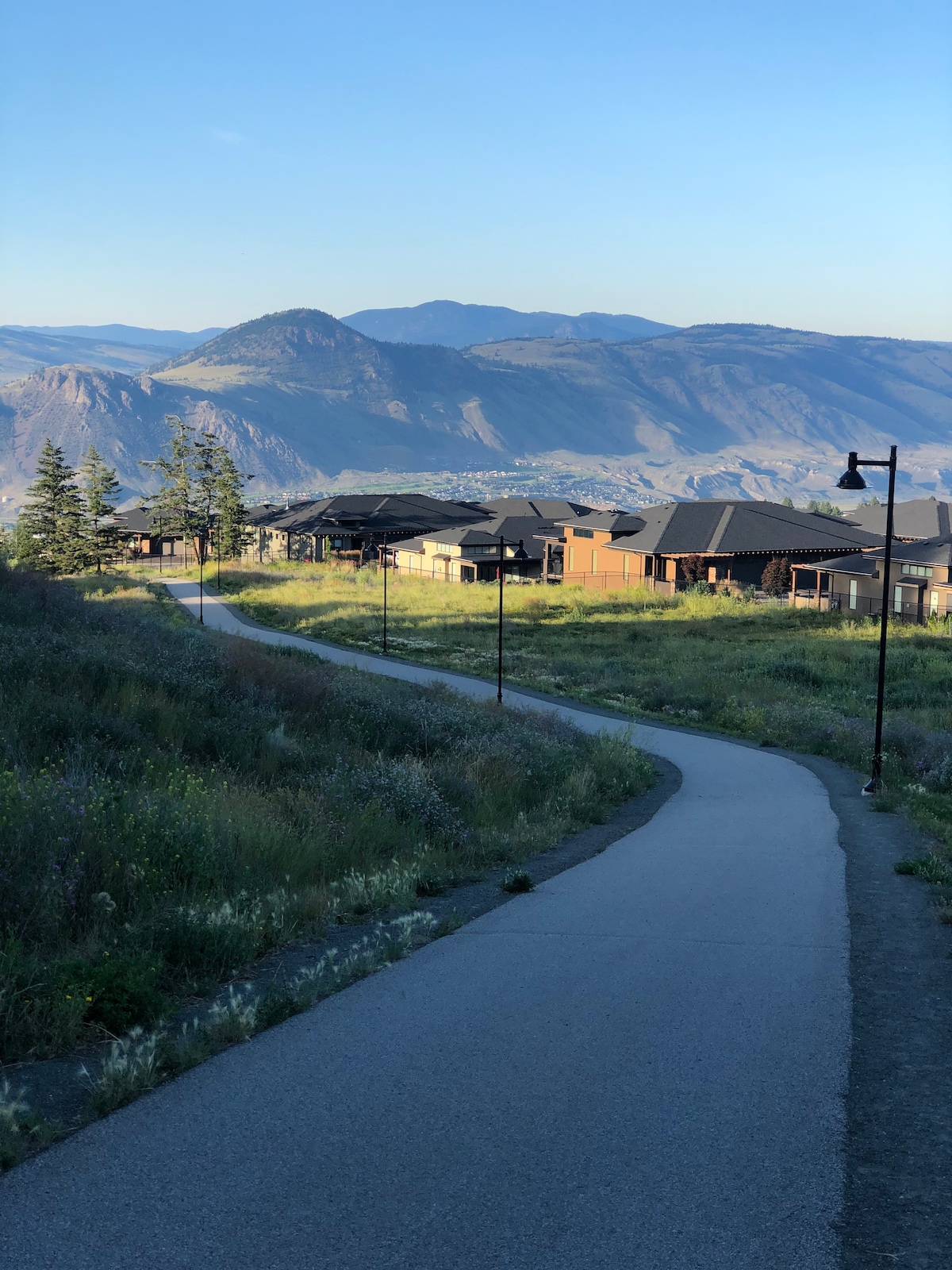 阿伯丁坎卢普斯（ Aberdeen Kamloops ）明亮宽敞的景观套房。