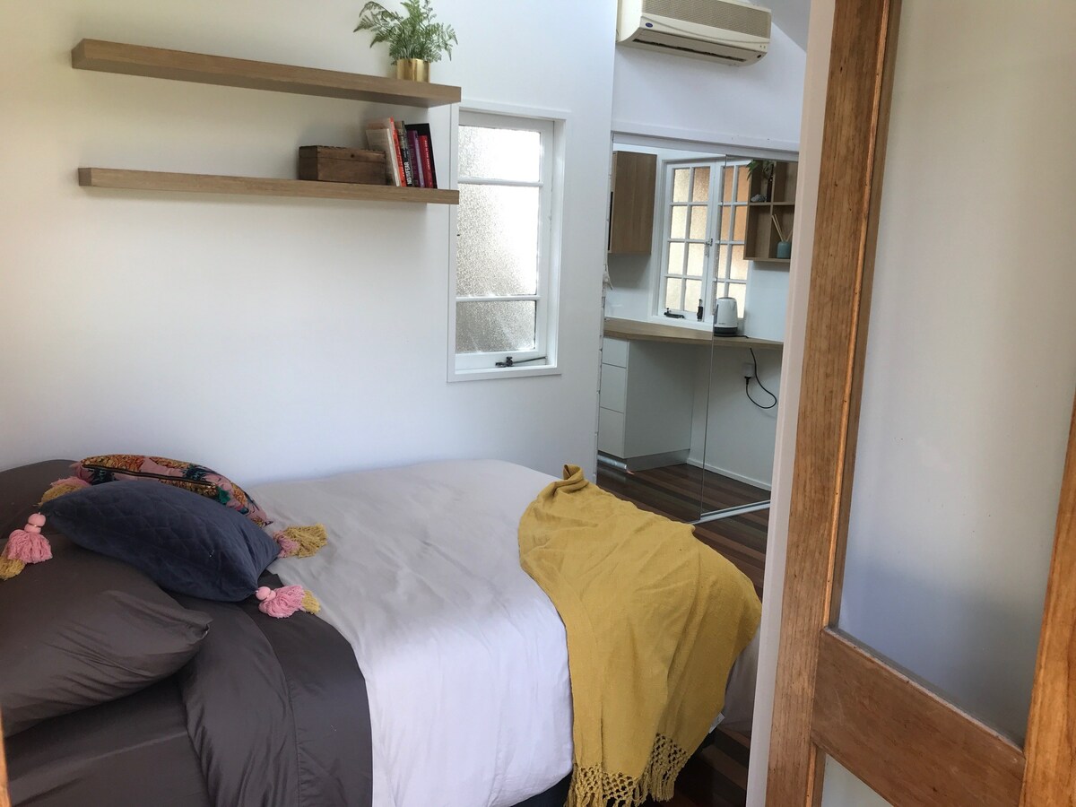 Stylish Spring Hill Granny Flat with parking