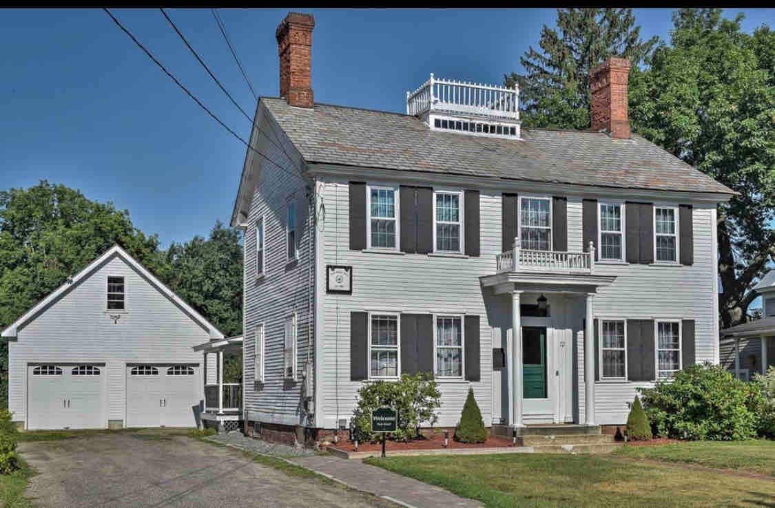 Charming Colonial - 1st Floor