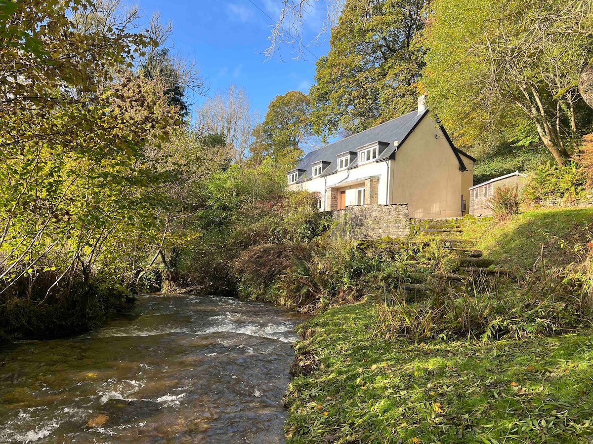 Tan Y Cestyll, Beautiful Cottage with Stream