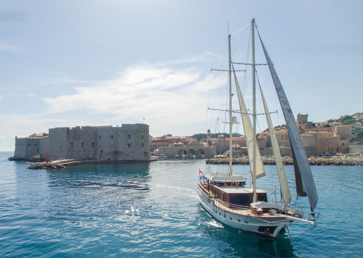 SAILING YACHT "VIVERE"