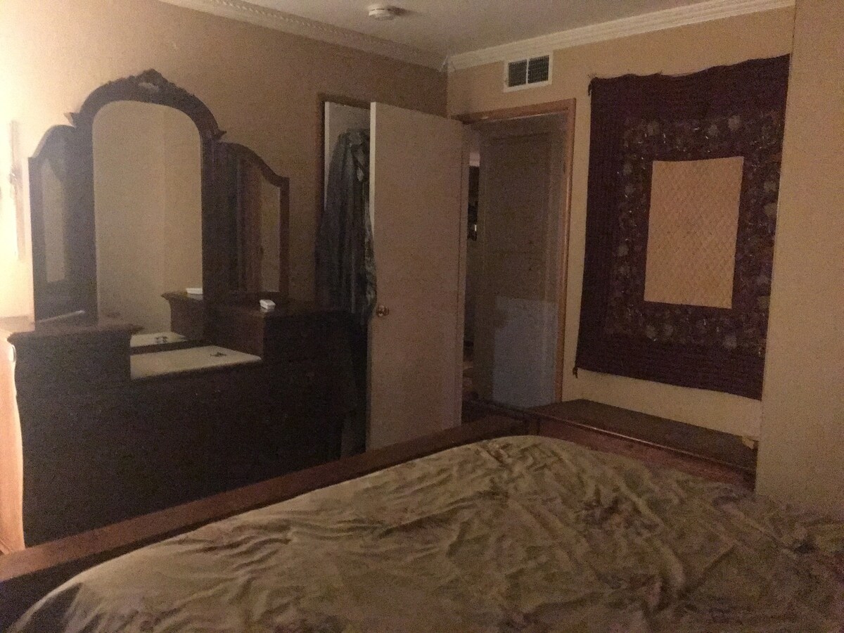 东戴维斯之家的主卧室/独立卫生间。