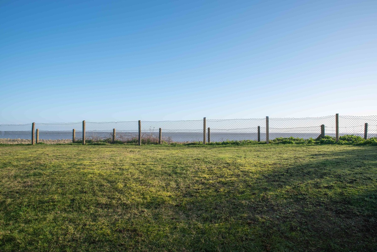 Lovely Suffolk chalet great sea views