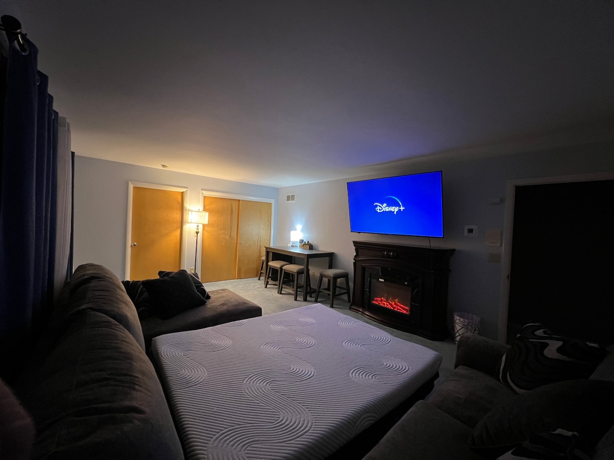 2间卧室加大双人床和加大双人床，每个房间都有电视！