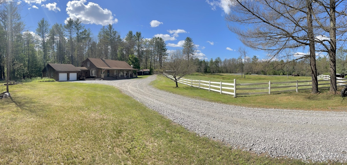 Rustic Log Cabin Getaway on a private horse farm!