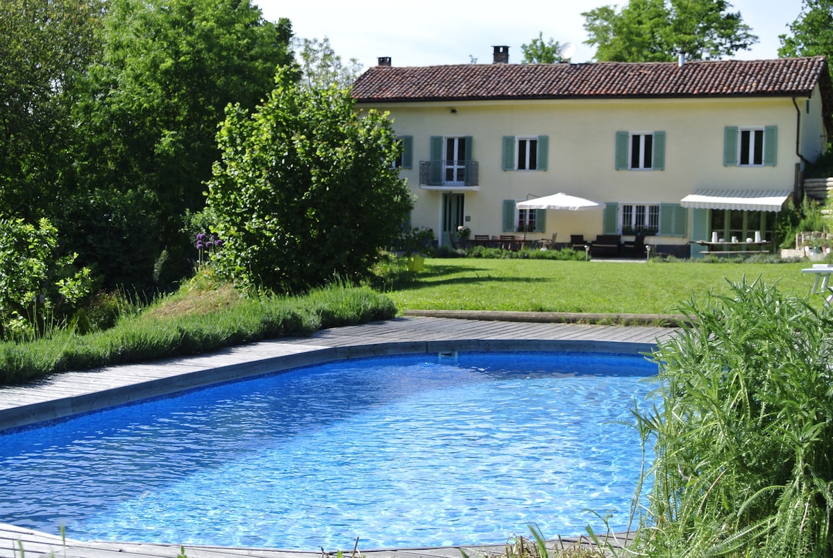 Charming farmhouse hideaway with pool near Asti