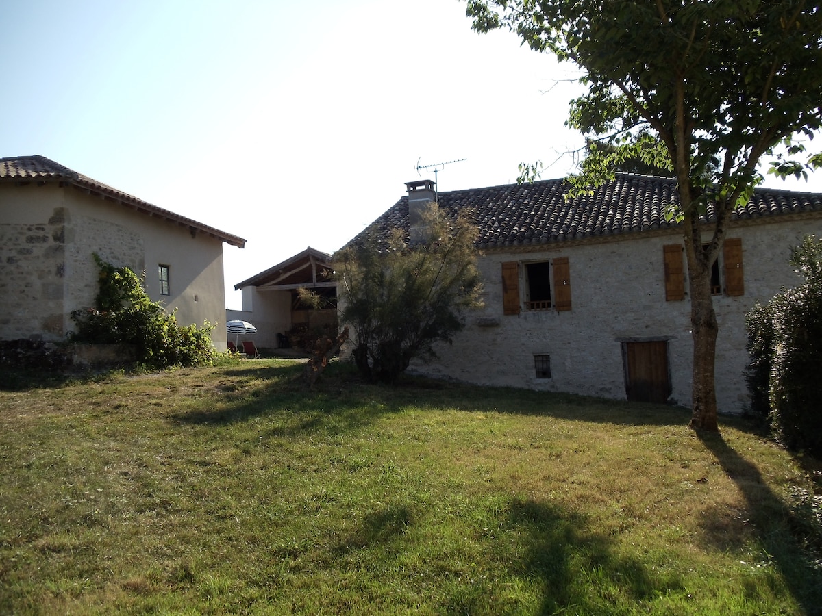 BENAYS. Ancienne ferme rénovée en campagne Lotoise