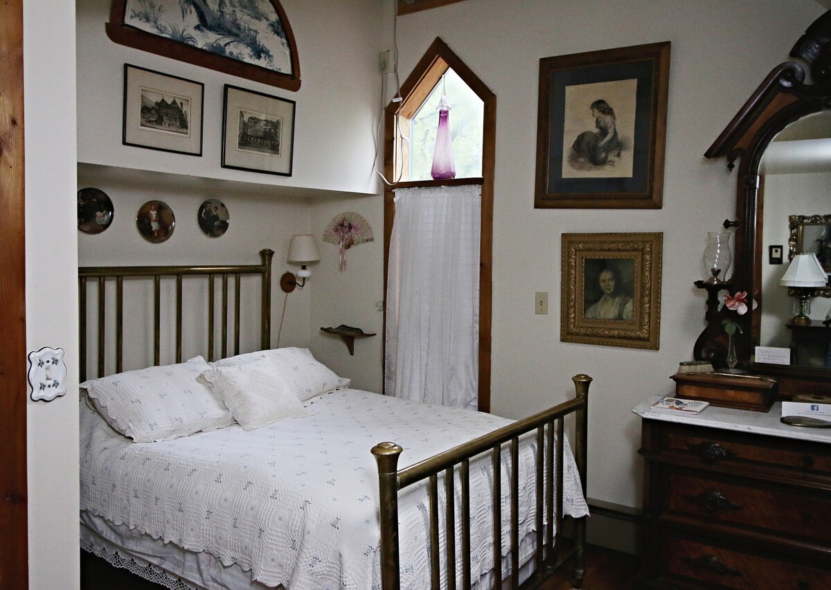 Mellon Room (shared bathroom) - Ebenezer House Bed and Breakfast