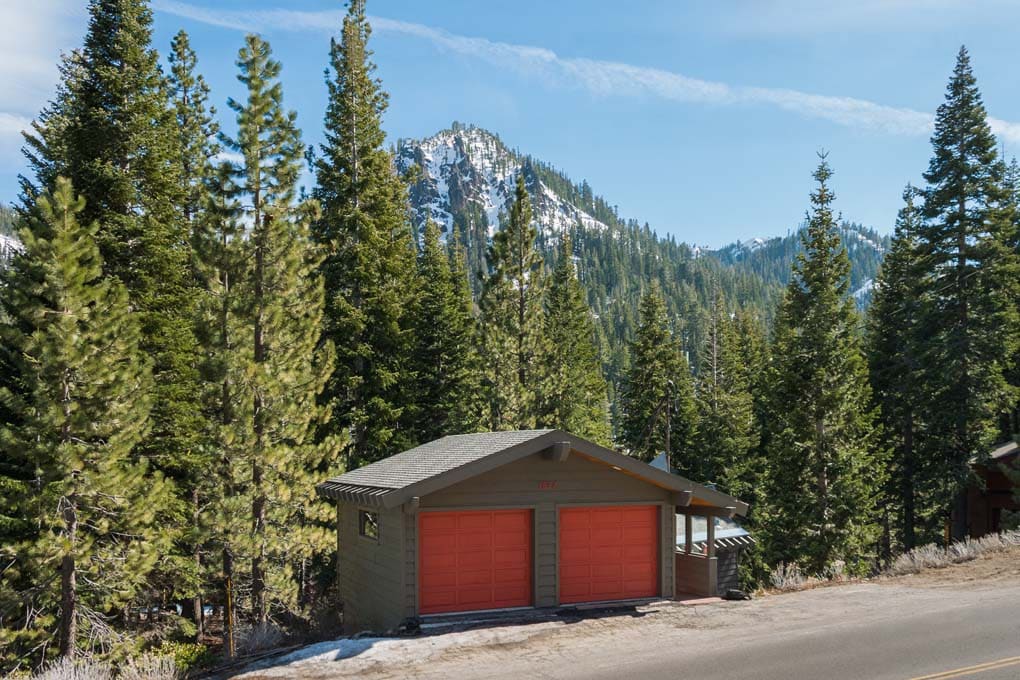 位于高山草地太浩湖（ Alpine Meadows Tahoe ）的现代房源