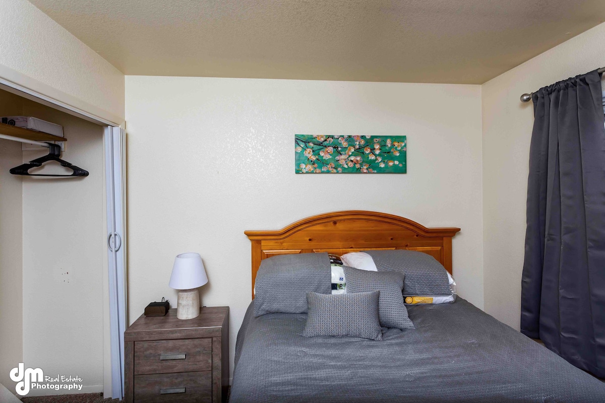 Cheerful Dimond area, private, fence, garage, 2 BR