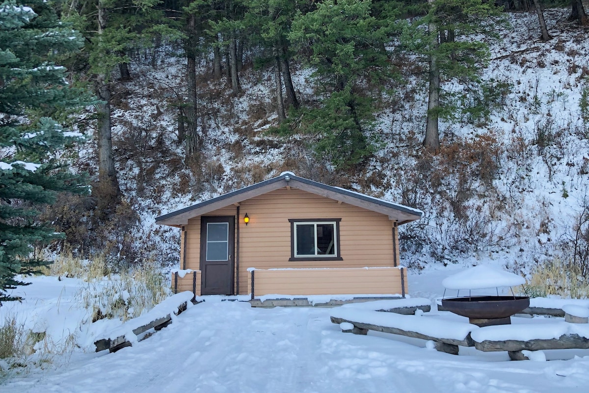 温馨小屋，坐落在小溪和山上