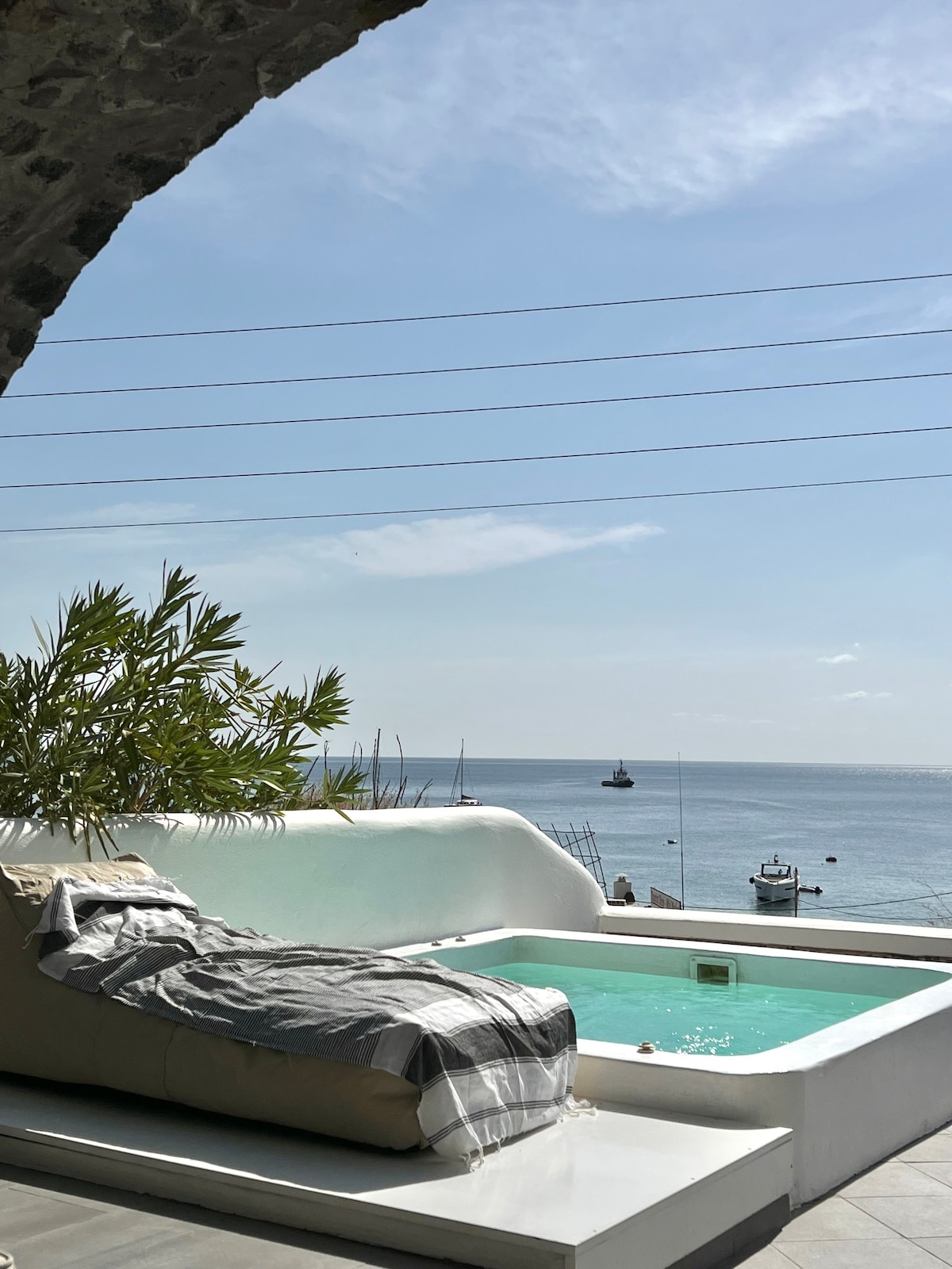 现代圣托里尼别墅，配备小型泳池和海景