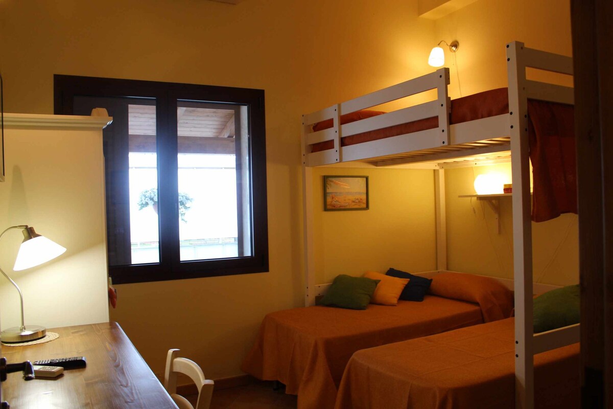 Triple room near the sea with breakfast included