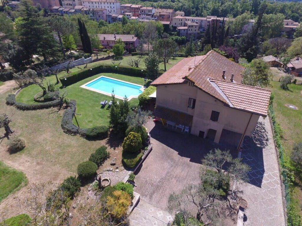 罗马郊外的别墅、私人公园和游泳池