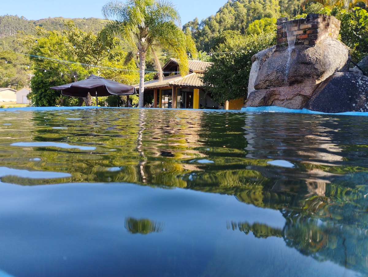Casa pé on the water 
Lagoa de imarui c水电和游泳池